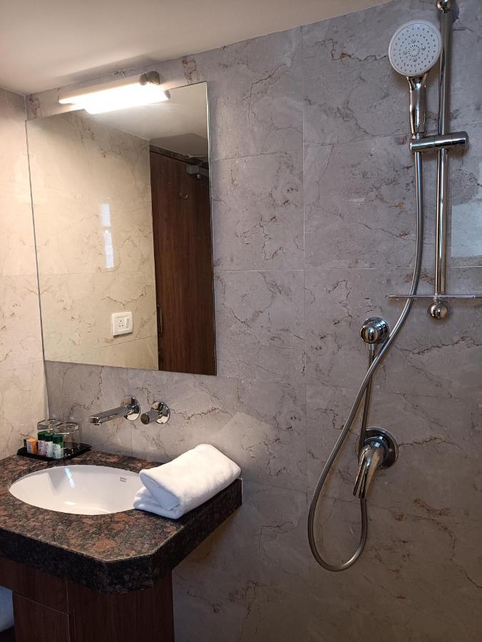 The Beacon Hotel Вадодара Екстериор снимка