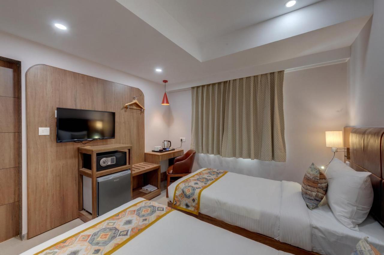 The Beacon Hotel Вадодара Екстериор снимка